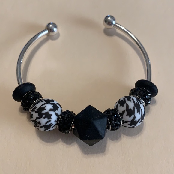 Handmade Houndstooth Beaded Bracelet - Picture 2 of 4